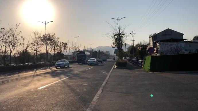 安庆潜山中巴车与大货车相撞8人遇难，现场留数米长刹车印