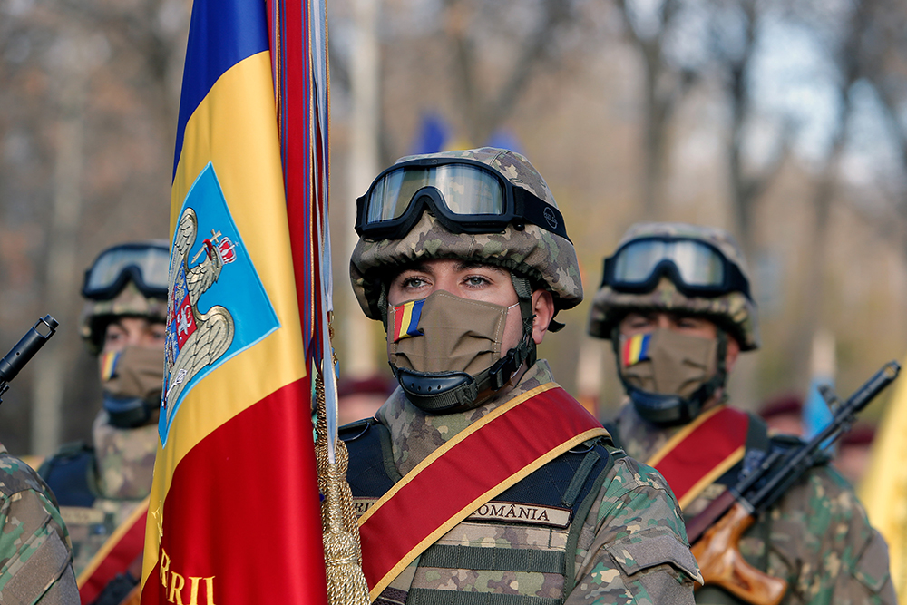 当地时间2021年12月1日，士兵在罗马尼亚首都布加勒斯特凯旋门参加阅兵式。