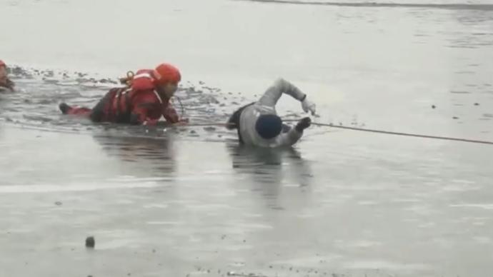 男子失足落入冰河，消防员下冰水托举救援