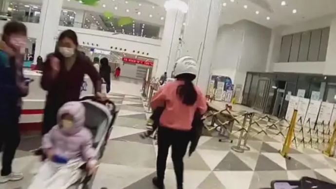 1岁女婴头部摔伤情况危急，上海民警急驰送医还垫付医疗费