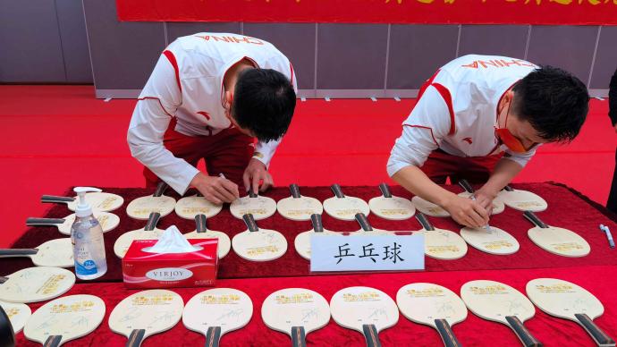 奥运健儿今日在香港举行乒乓球等示范表演，赠送观众签名礼物