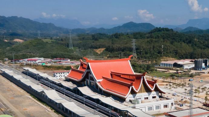 1分钟看中老铁路5年建设变化：老挝从“陆锁国变陆联国”