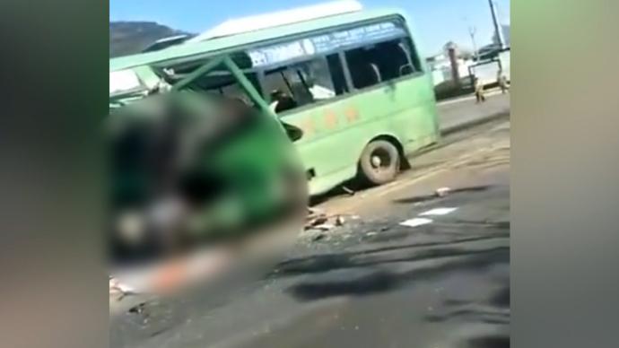 安徽潜山一辆中巴车与大货车相撞，已致8人遇难3人受伤