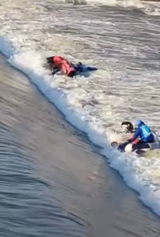 第二次事故现场救援视频显示，队员被困滚水坝下游。