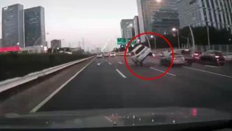 高架上一车辆正常行驶被变道车“顶飞”，上海交警：无人伤亡