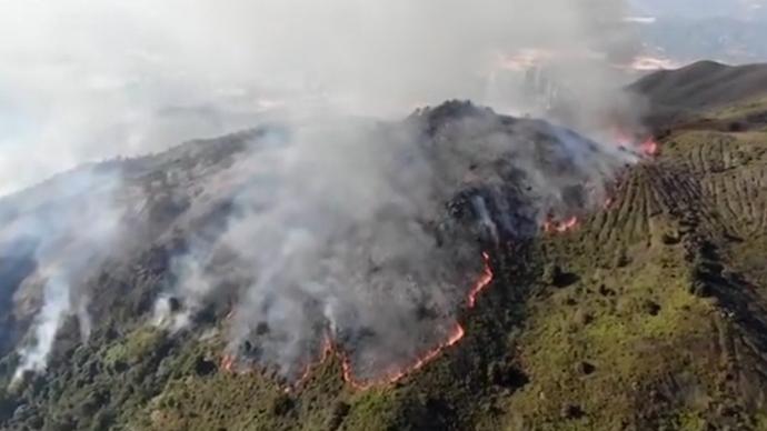 广东普宁山火已超18小时启动Ⅳ级响应，直升机取水灭火