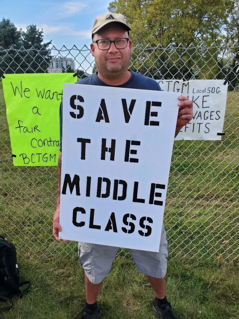 家乐氏工人罢工，牌子上写着“拯救中产阶级”。  奥斯本 供图