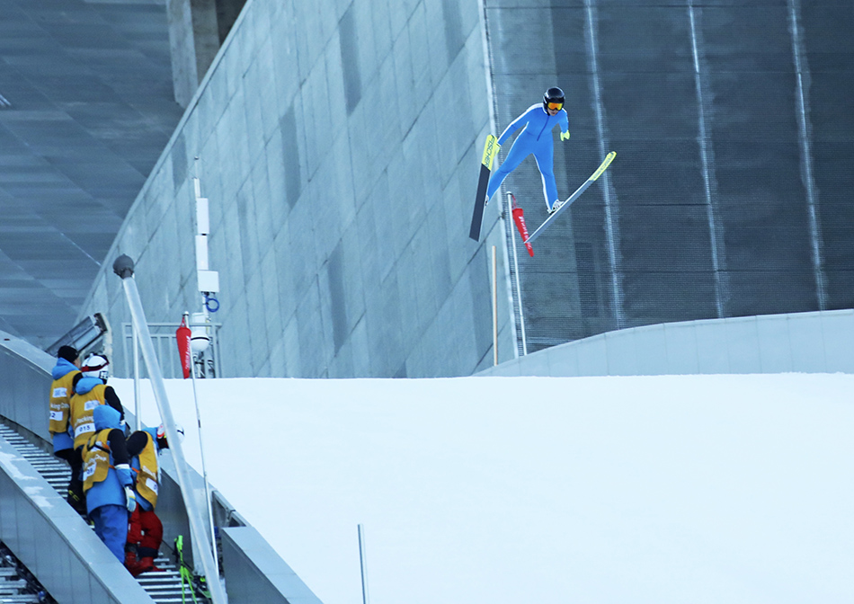 2021年11月30日下午，河北张家口，运动员在国家跳台滑雪中心“雪如意”标准台进行首日试滑，为即将到来的测试赛做准备。 武殿森/视觉中国 图