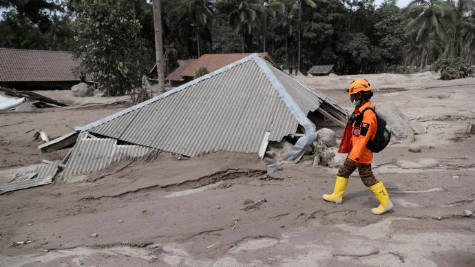 印尼塞梅鲁火山喷发已致14死，火山灰淹没房屋