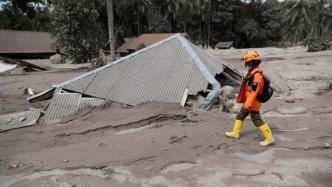 印尼塞梅鲁火山喷发已致14死，火山灰淹没房屋