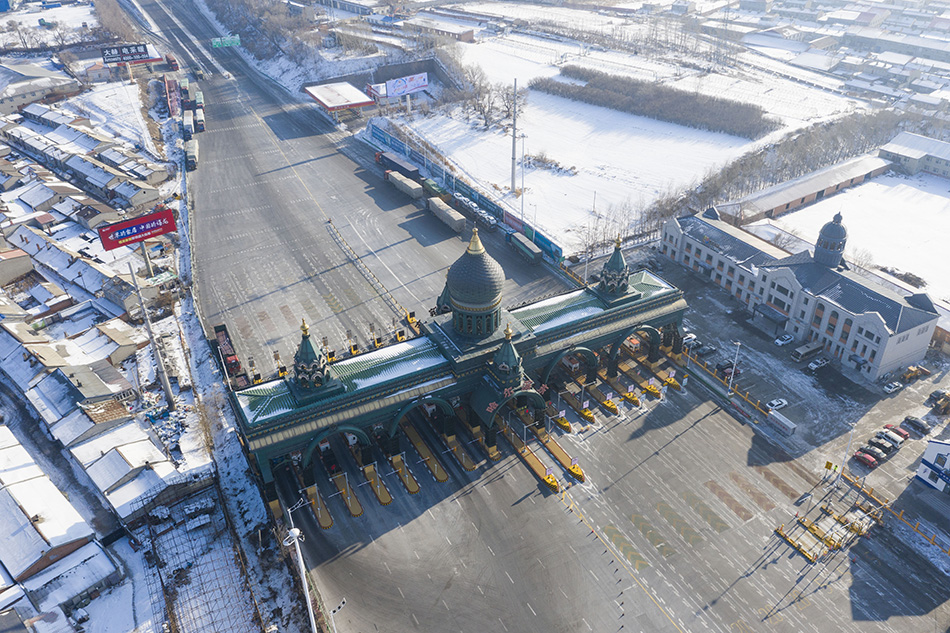 2021年12月5日，哈尔滨市哈同高速公路先锋路出入口（无人机照片）。谢剑飞/新华社 图