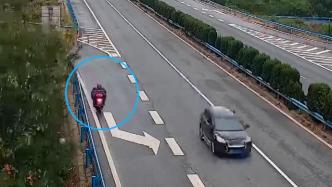 女子騎電動(dòng)車(chē)在高速上逆行：誤將導(dǎo)航設(shè)置成了汽車(chē)模式