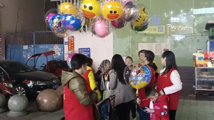 志愿者看望长沙“气球奶奶”：望她能渡过难关