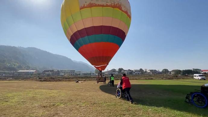 32名残疾人乘坐滑翔伞和热气球，圆梦飞翔