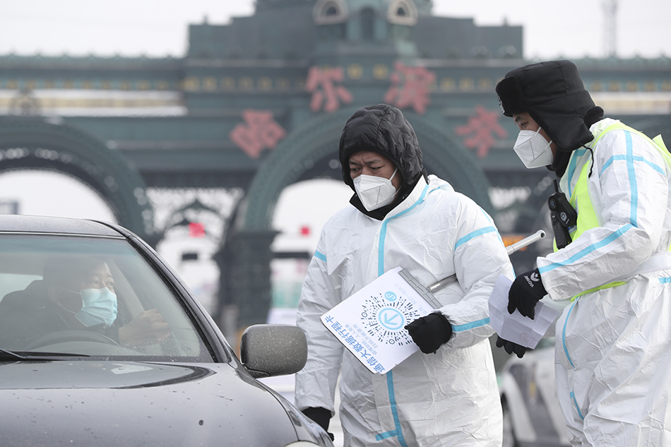 2021年12月3日，在哈尔滨市一高速公路入城口，工作人员对入城车辆进行查验。张涛/新华社 图