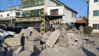 宁波镇海区村口6米高牌楼倒塌，女子骑车经过被埋腿部骨折