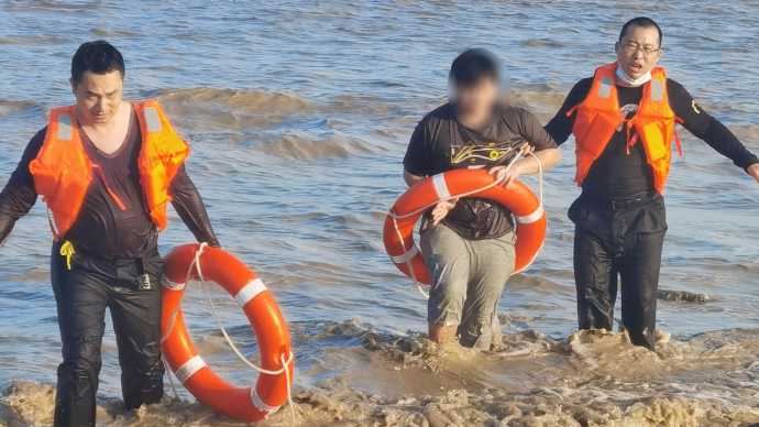 两名来温州务工男子未见过大海，游玩时被困“潮水”报警求救
