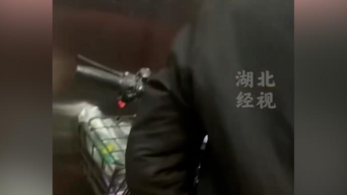 武汉一男子推电动车进电梯遭同乘者反对，拍摄者：不知哪投诉
