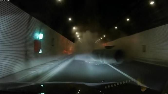 浏阳一隧道内突然掉落巨大管道，有车辆被砸