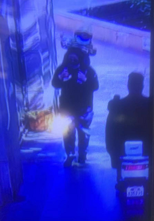 相关监控视频截图显示，女性嫌疑人身材微胖，带着口罩，男童骑坐在其脖子上。