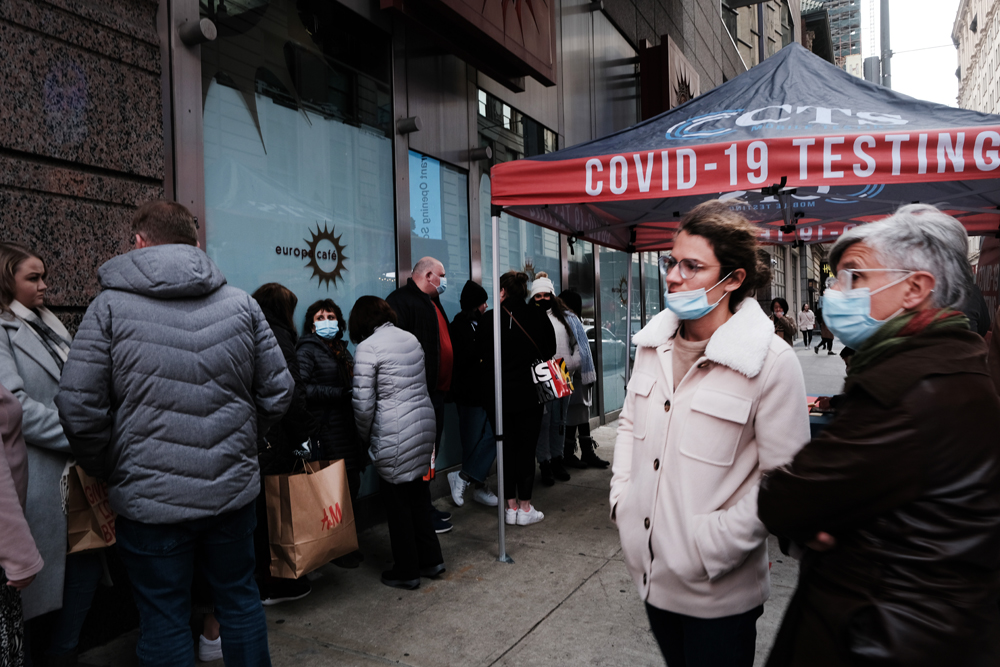 当地时间2021年12月6日，美国纽约，新冠疫情下的纽约时报广场，人们正在排队进行病毒检测。