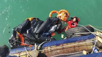 广东茂名海域一商船沉没12人落水，目前已救起10人