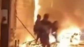 四川宜宾一民警救出2名小孩后再入火场