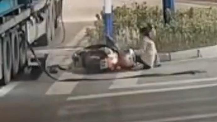 貨物捆扎繩脫落,車載鋼材掉落路口處砸傷電動(dòng)車駕駛?cè)?/></span></div><div><h2 class=