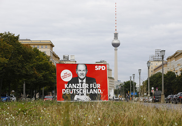 德国首都柏林街头的朔尔茨竞选广告，上面文字意为“为了德国的总理”，以及“谁想要朔尔茨（当总理），就选社民党”。  人民视觉 图
