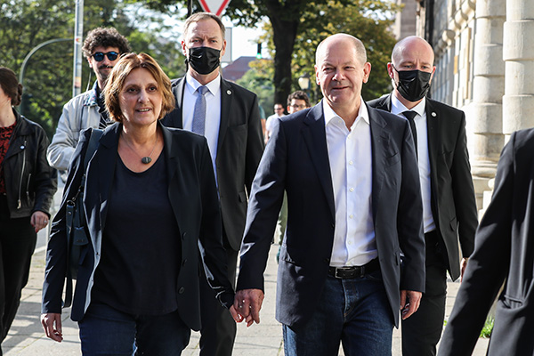 当地时间2021年9月26日，在德国波茨坦，德国社会民主党总理候选人朔尔茨（前右）和妻子抵达投票站。 新华社 图
