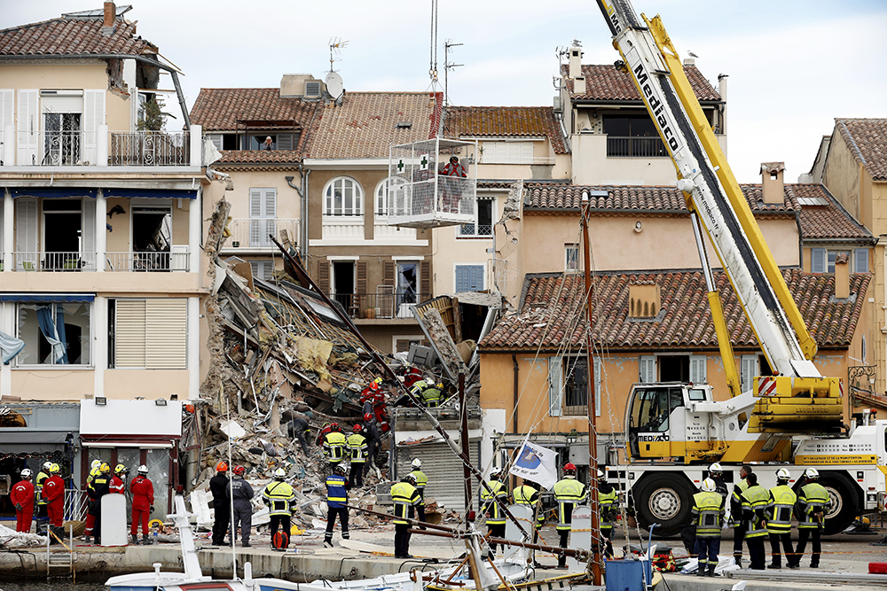 当地时间2021年12月7日凌晨，法国东南部瓦尔省滨海萨纳里港口区的一处3层住宅发生爆炸后倒塌。