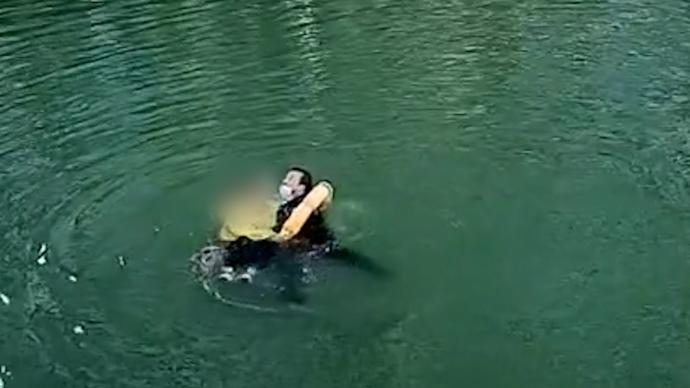 湖北十堰55岁老党员跳河救落水女生，目击群众：很勇敢
