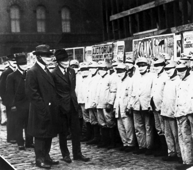1918年，美国芝加哥，官员们戴着口罩检查街道清洁工是否感染了西班牙流感