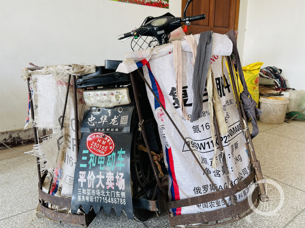12月8日，江苏海门，倪先生电动车上的网袋在甘蔗被抢时遭损坏。摄影/上游新闻记者 时婷婷
