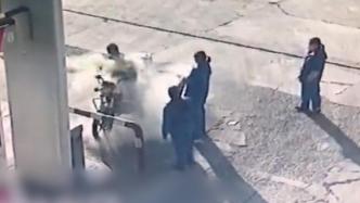 湖南岳阳一男子在加油站内点烟，加油员用灭火器喷射熄灭