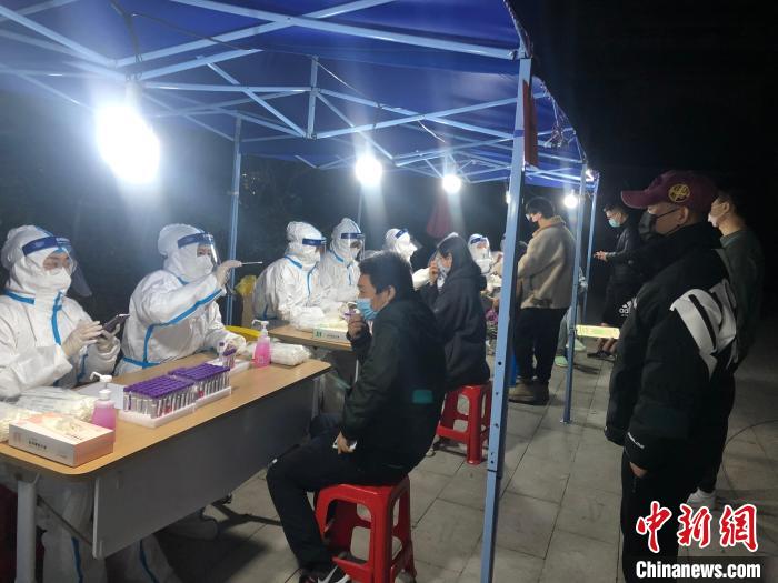 杭州中风险区域所在小区开展核酸检测。萧山区委宣传部供图