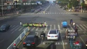 一群萌娃停滞马路中间，交警跑上前护送