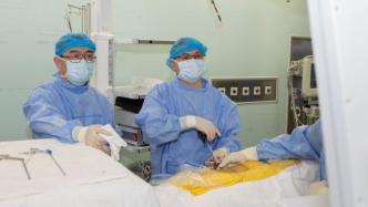 上海骨科专家研发世界首款单孔双通道、双介质脊柱内镜系统
