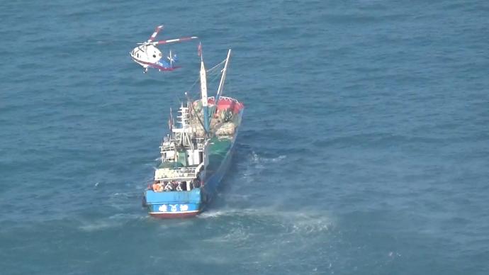 三架直升机连续出动处置险情，东海救助局一日内救起10名遇险船员