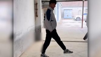 退伍兵哥哥踢正步量仓库尺寸，网友：刻在骨子里的记忆