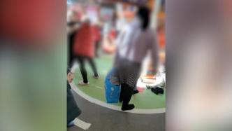 女童疑因游乐场尿裤子遭母亲打骂，路人上前劝阻被怼