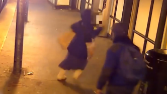 视频｜纽约亚裔女子遭黑人辱骂扇耳光，吓到躲垃圾桶后求饶