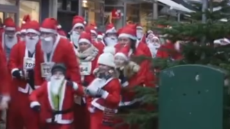 好多好多圣诞老人！丹麦举行圣诞老人跑步赛
