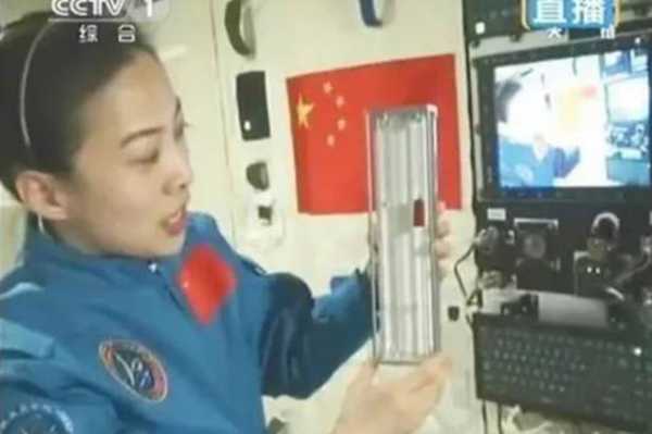 间隔8年，回顾中国航天员两次“太空授课”的实验和知识点