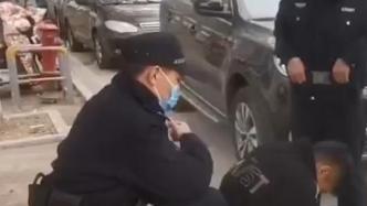 男子酒后街头痛哭，民警一边拍背一边安慰