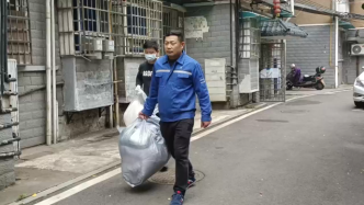 精神殘疾男子與半噸垃圾生活多年，好心人自掏腰包翻新房屋