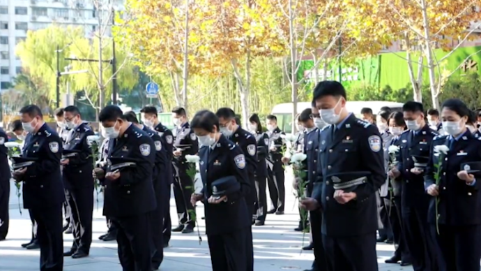 銘記歷史，共祈和平 ！他們自發(fā)獻花悼念南京大屠殺遇難同胞