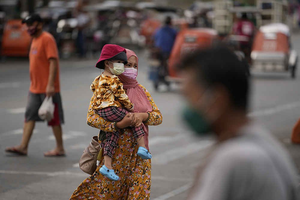 2021年12月15日,菲律宾奎松市,新冠疫情下的城内景象,民众戴口罩防疫