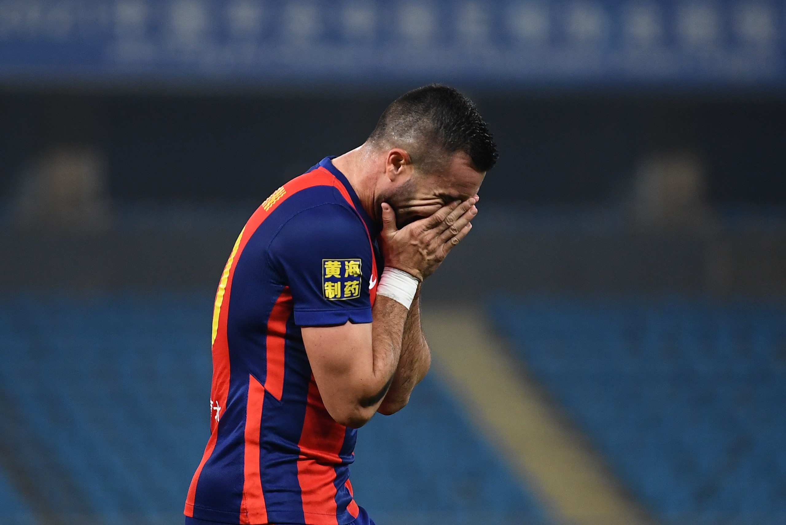 青岛外援亚历山德里尼非常失落.