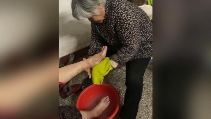 河南84歲妹妹給91歲姐姐洗腳、買金戒指，鄰居羨慕了